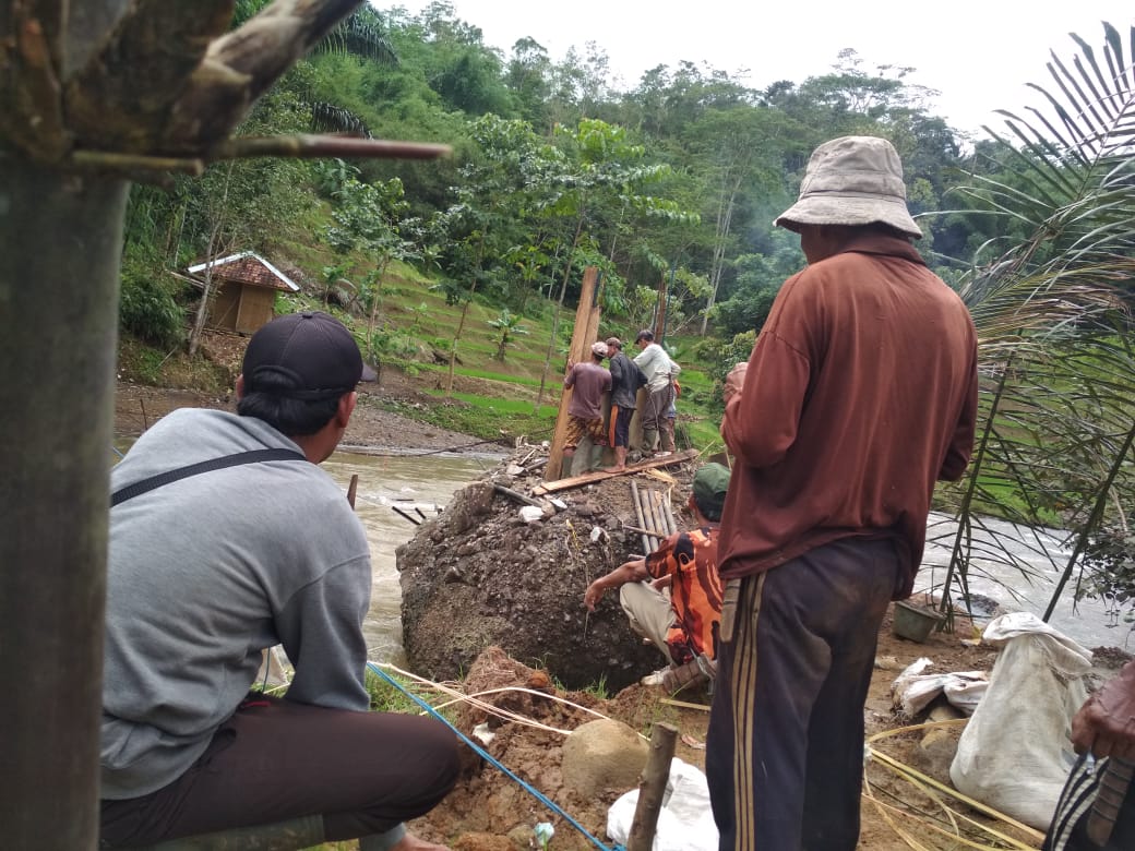 Jembatan Penghubung Desa yang Sempat Putus di Kadupandak Akhirnya Diperbaiki