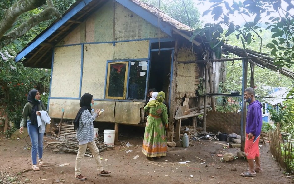 Tempati Rumah Nyaris Ambruk dan Ekonomi Rendah, Warga Desa Babakan Karet Butuh Bantuan