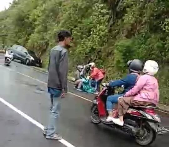 Tumpahan BBM Tercecer di Jalan Raya Puncak, Sejumlah Mobil dan Motor Tergelincir hingga Masuk Parit