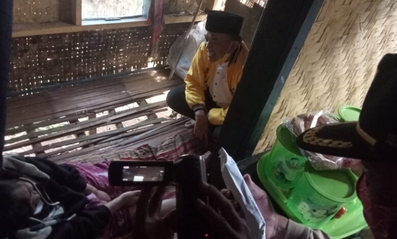 Ade Barkah Kunjungi Rumah Reyot Milik Endang di Desa Babakan Karet Cianjur