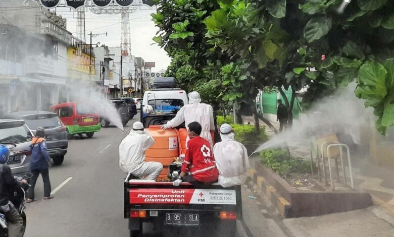 Satgas Covid-19 Cianjur Gencar Penyemprotan Disinfektan dan Bagi-bagi Masker pada Warga