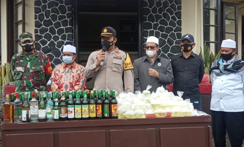 Forkompincam Pacet Cipanas Musnahkan 12 Kardus Botol Miras dan Obat-obatan Terlarang