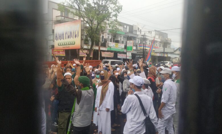 Ratusan Massa FPI Cianjur Datangi Polres Cianjur, Protes Penahanan Habib Rizieq Shihab