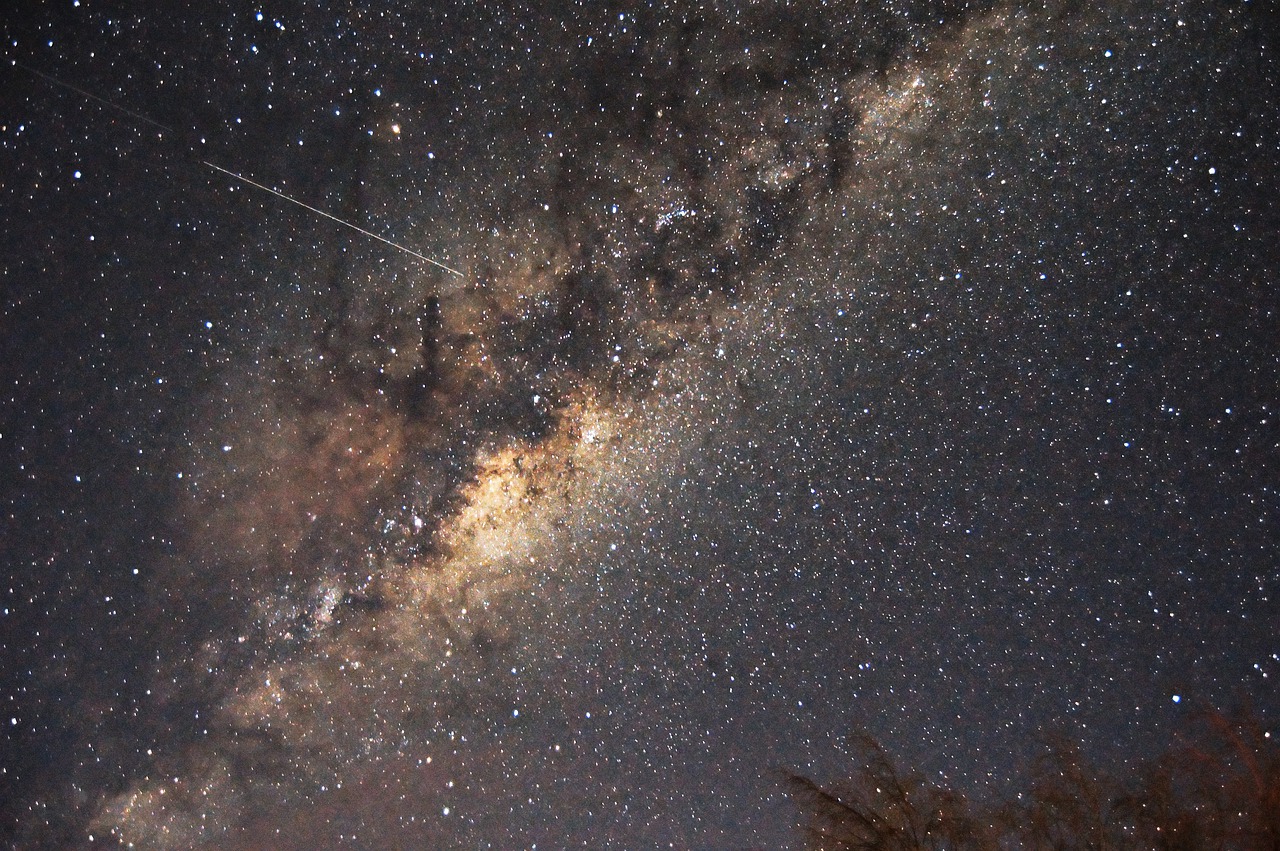 Jangan Lewatkan! Malam Ini, Hujan Meteor Geminid Akan Muncul Melewati Langit Indonesia