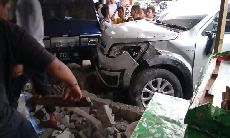 Diduga Mengantuk, Sebuah Mobil Minibus Tabrak Warung di Ciranjang