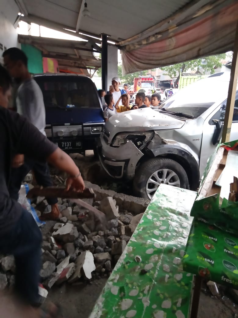 Diduga Mengantuk, Sebuah Mobil Minibus Tabrak Warung di Ciranjang