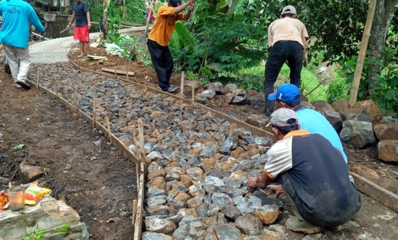 Camat Sukaresmi Apresiasi Pemdes Cikancana Kompak Membuat Jalan Kampung Bersama Warga