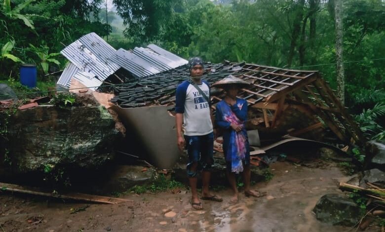 Curah Hujan Tinggi, Satu Rumah dan Jembatan di Cidaun Diterjang Longsor hingga Ambruk