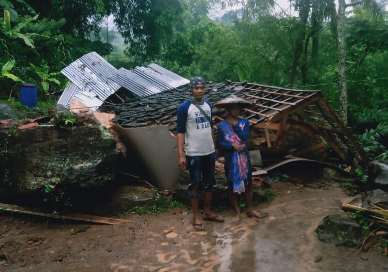 Curah Hujan Tinggi, Satu Rumah dan Jembatan di Cidaun Diterjang Longsor hingga Ambruk