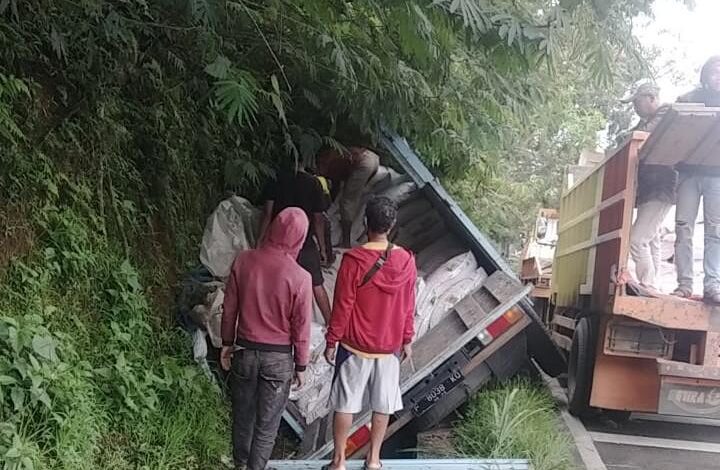 Akibat Rem Blong, Mobil Bermuatan Pakan Ayam Hilang Kendali dan Masuk ke Parit di Ciloto