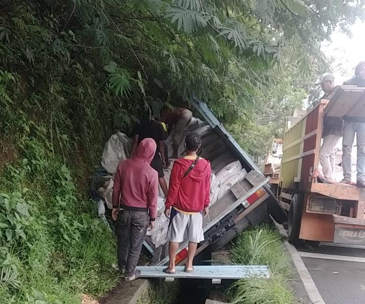 Akibat Rem Blong, Mobil Bermuatan Pakan Ayam Hilang Kendali dan Masuk ke Parit di Ciloto