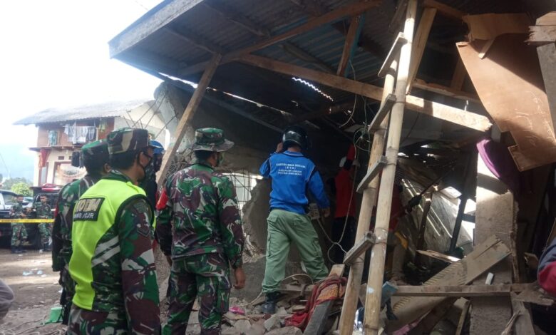 Petugas Gabungan Lakukan Pembongkaran Reruntuhan Gedung Ponpes Al-Madaroh Cipanas