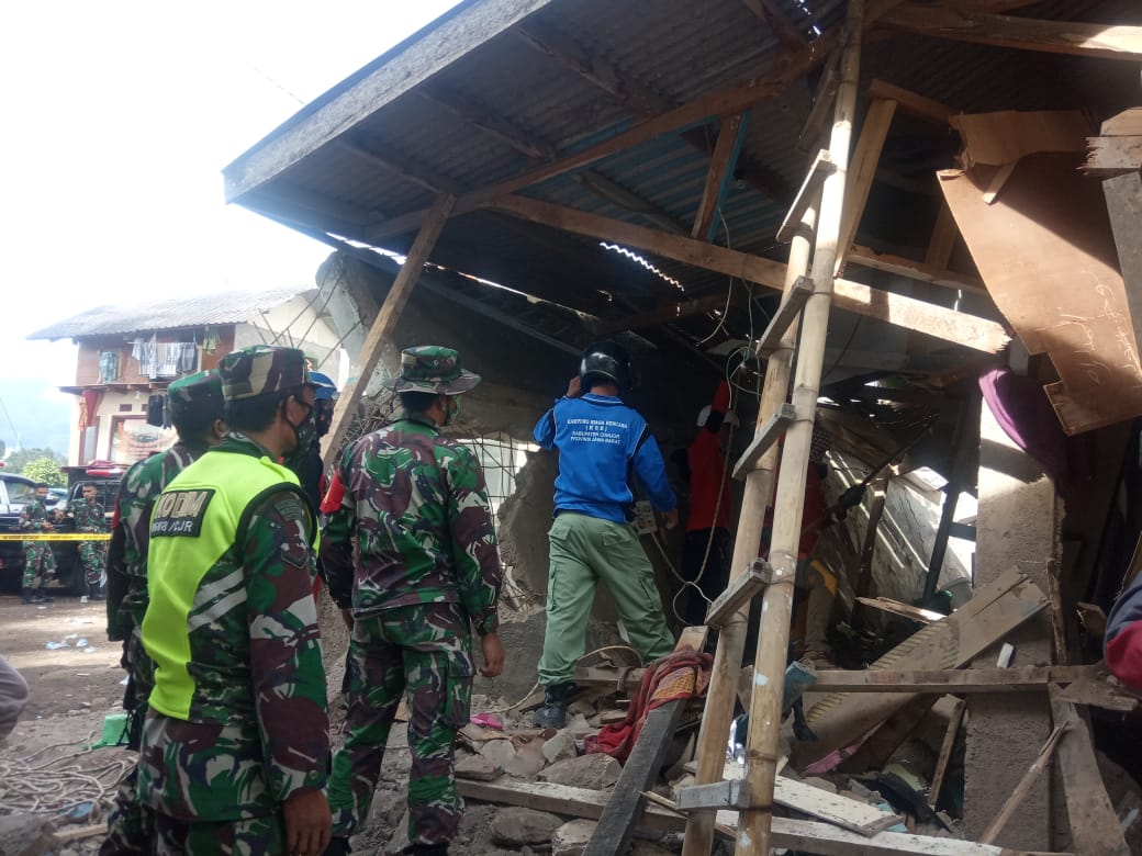 Petugas Gabungan Lakukan Pembongkaran Reruntuhan Gedung Ponpes Al-Madaroh Cipanas