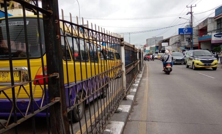 Besi pembatas jalan cipanas