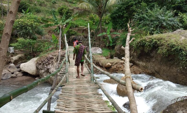 Jembatan terputus cidaun