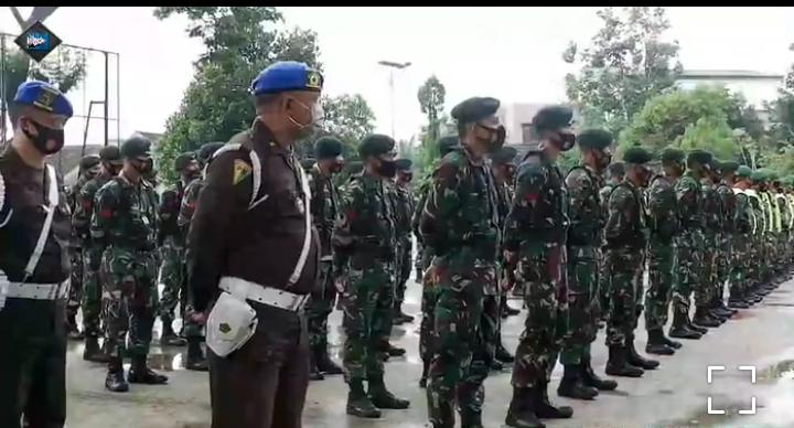 GENCAR: Kodim 0608 Cianjur hingga saat ini terus gencar melaksanakan operasi gabungan penanganan Covid-19 di seluruh wilayah Cianjur. Selain terus mengingatkan prokes 3M, juga sosialisasi terkait jam operasional kegiatan usaha. (Foto: Rendi Irawan/cianjurupdate.com)