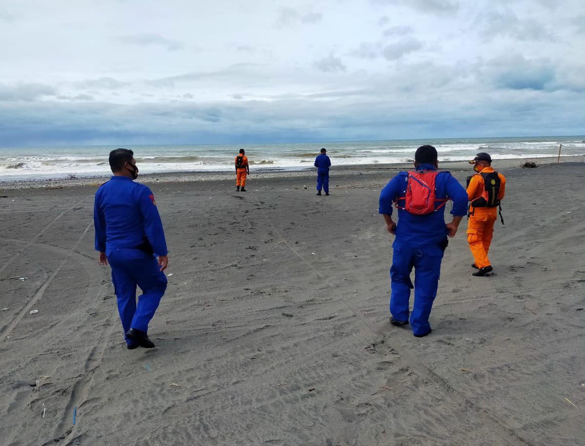 DIHENTIKAN: Pencarian korban tenggelam di Pantai Jayanti Cidaun akhirnya dihentikan karena selama tujuh hari pencarian, korban belum kunjung ditemukan. (Foto: Rendi Irawan/cianjurupdate.com)