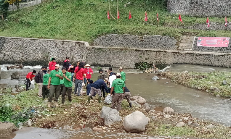 Dalam rangka HUT Partai PDI Perjuangan ke 48, DPC PDIP Kabupaten Cianjur menggelar pembersihan DAS dan penebaran benih di sungai Cianjur, Jalan Adi Sucipta, Minggu (31/1/2021).(Foto: Afsal Muhammad/Cianjurtoday.com