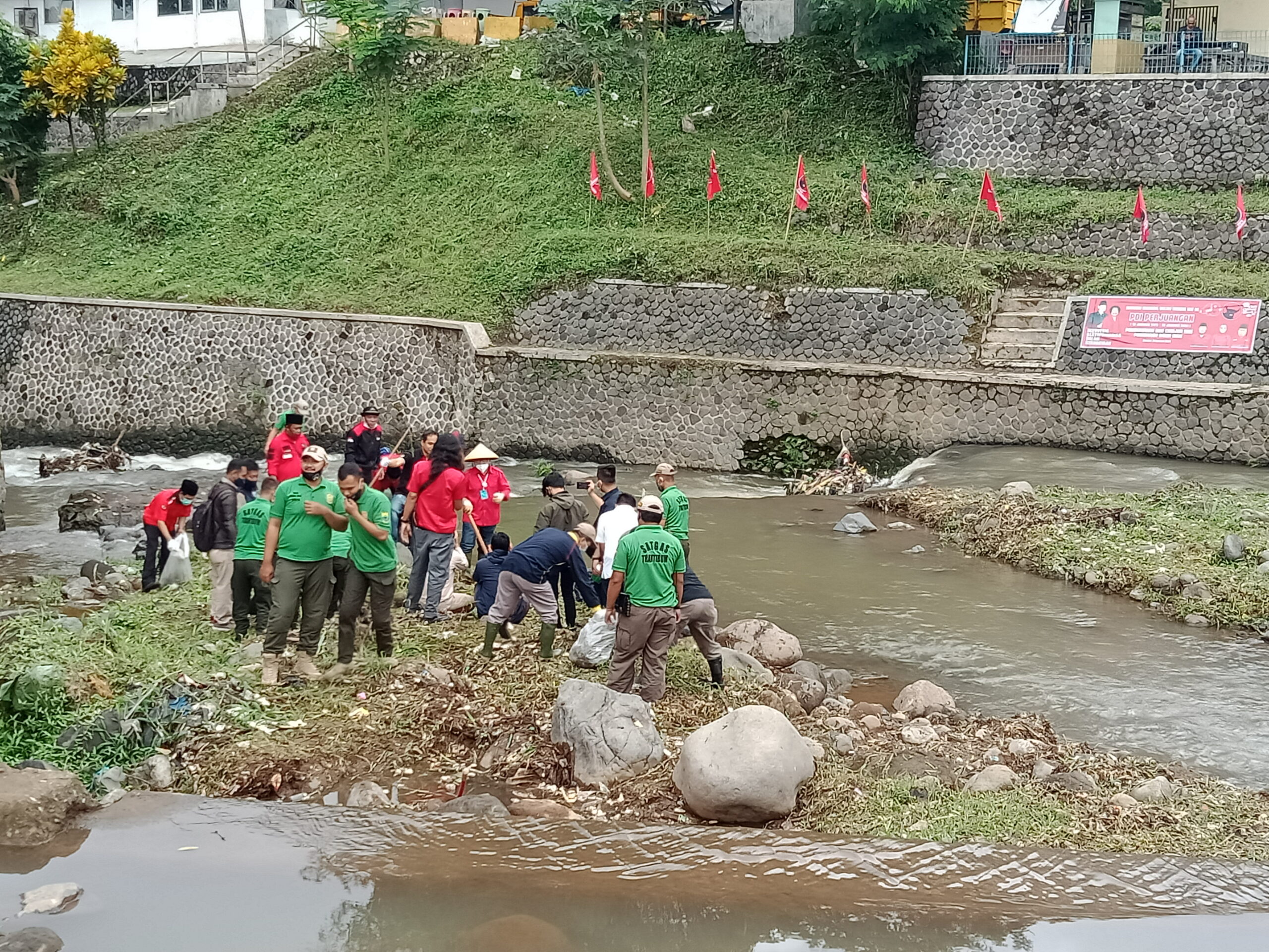 Dalam rangka HUT Partai PDI Perjuangan ke 48, DPC PDIP Kabupaten Cianjur menggelar pembersihan DAS dan penebaran benih di sungai Cianjur, Jalan Adi Sucipta, Minggu (31/1/2021).(Foto: Afsal Muhammad/Cianjurtoday.com