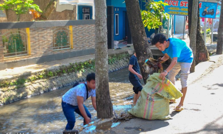 RENDAH: Kesadaran masyarakat Cianjur untuk membuang sampah pada tempatnya dinilai masih rendah, ditambah konsumsi plastik yang makin meningkat. (Foto: Afsal Muhammad/cianjurupdate.com)