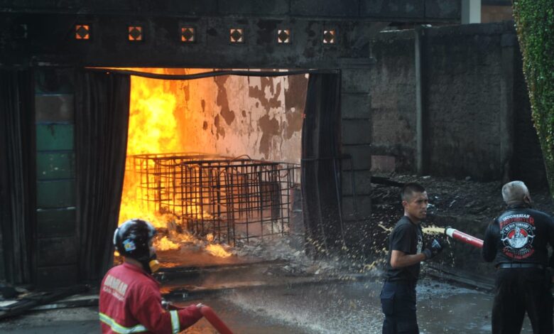 Dua Ruko di Cibeber Kebakaran, Lima Unit Mobil Pemadam Diterjunkan Sekaligus