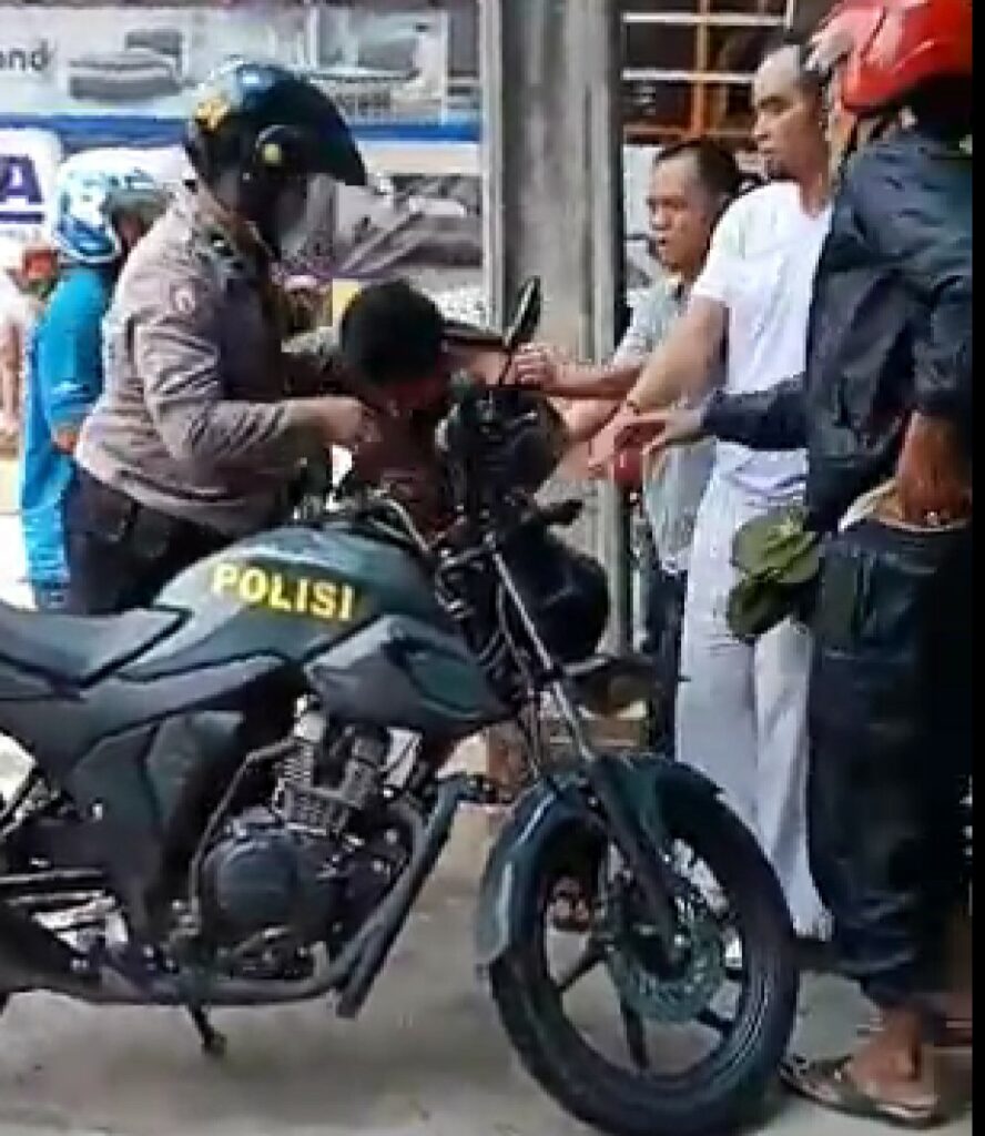 DITANGKAP: Satu dari dua orang maling spesialis pecah kaca mobil berhasil ditangkap warga usai kepergok melancarkan aksinya di Kampung Pasir Kalapa, Desa Cibiuk, Kecamatan Ciranjang, pada Jumat (5/2/2021). (Foto: Apip Samlawi/cianjurupdate.com)