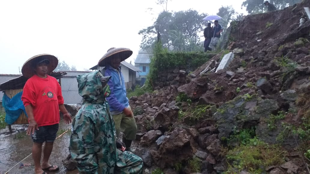 Tebing Setinggi Tujuh Meter Ambruk di Cipanas, Satu Rumah Nyaris Tertimbun