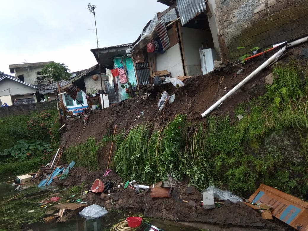 Longsor Terjadi di Kampung Padarincang cipanas, Tiga Rumah Warga Nyaris Terbawa Reruntuhan