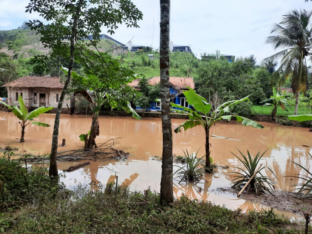 TERENDAM: Dua desa di Kecamatan Mande terendam banjir karena intensitas hujan yang tinggi, akibatnya lima rumah terdampak dan 22 warga harus diungsikan. (Foto: Rendi Irawan/cianjurupdate.com)