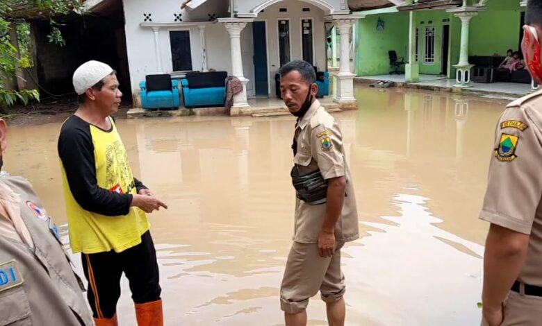 TERENDAM: Dua desa di Kecamatan Mande terendam banjir karena intensitas hujan yang tinggi, akibatnya lima rumah terdampak dan 22 warga harus diungsikan. (Foto: Rendi Irawan/cianjurupdate.com)