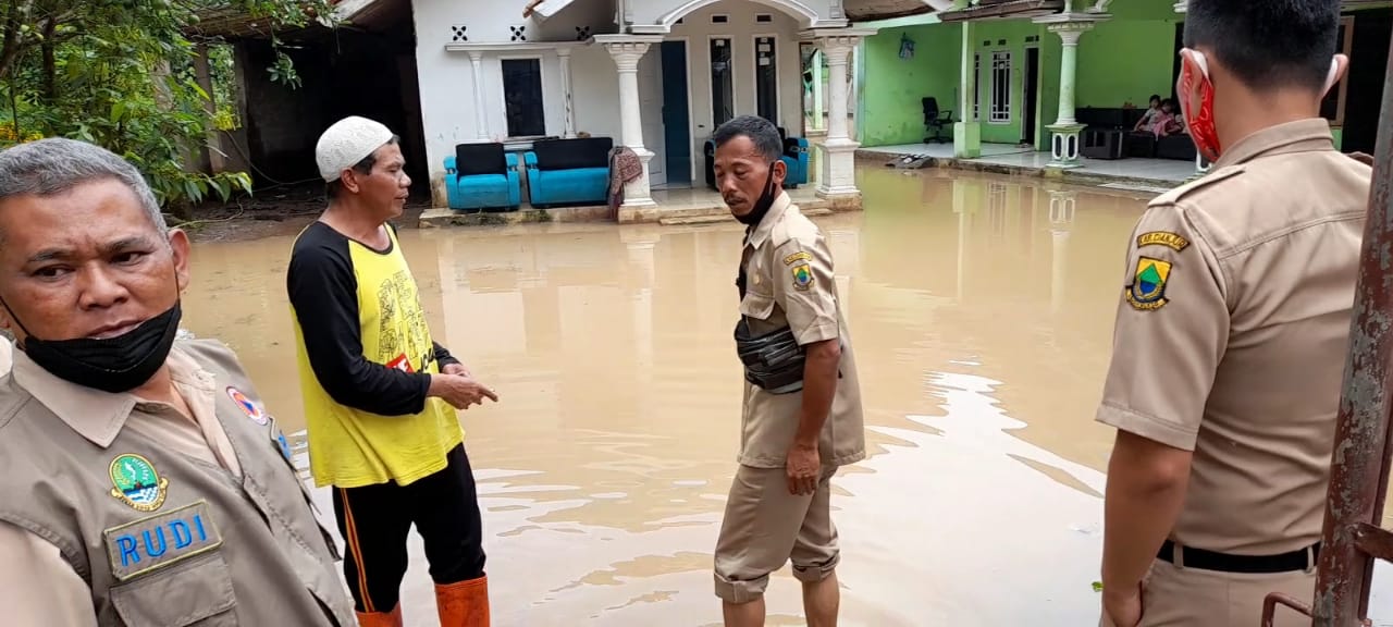 TERENDAM: Dua desa di Kecamatan Mande terendam banjir karena intensitas hujan yang tinggi, akibatnya lima rumah terdampak dan 22 warga harus diungsikan. (Foto: Rendi Irawan/cianjurupdate.com)