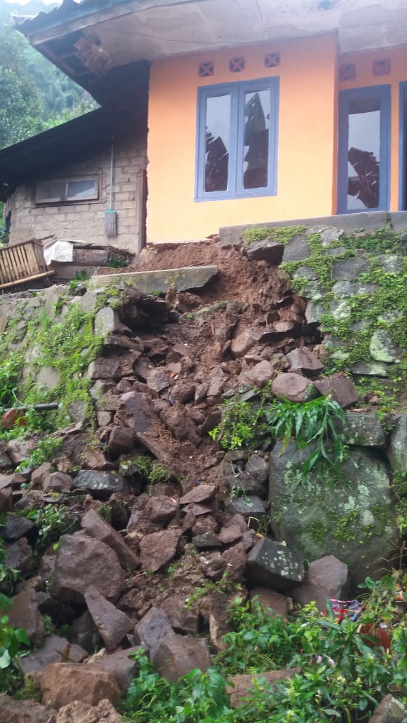 Tanah Bergerak Terjadi di Kampung Cipari Sukaresmi, 15 Rumah Warga Terancam Amblas