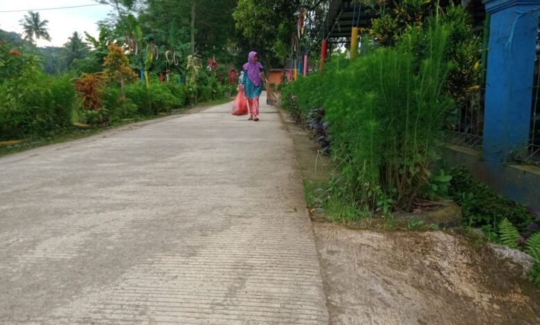 10 Tahun Bersihkan Jalan Desa Bojongkasih, Emak Emi Bermimpi Bisa Berfoto dengan Bu Cinta