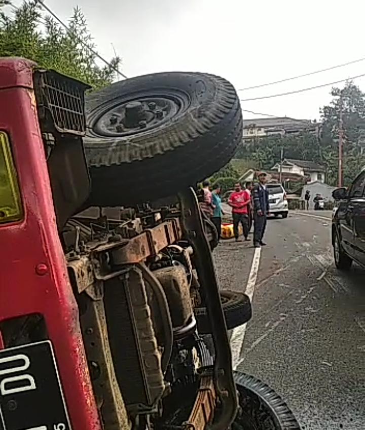 Akibat Rem Blong, Mobil Bermuatan Gas LPG Terguling di Jalan Raya Puncak Ciloto