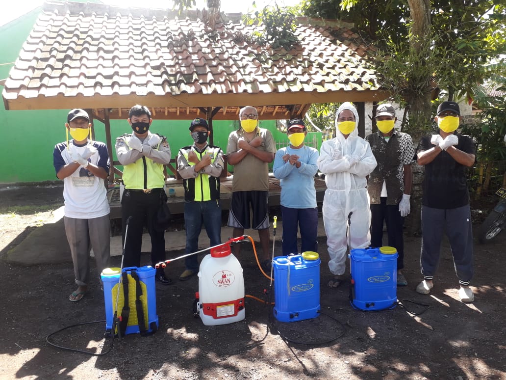 Antisipasi Penularan Covid-19, Pemdes Mekargalih Lakukan Penyemprotan Disinfektan di BTN Cibogo