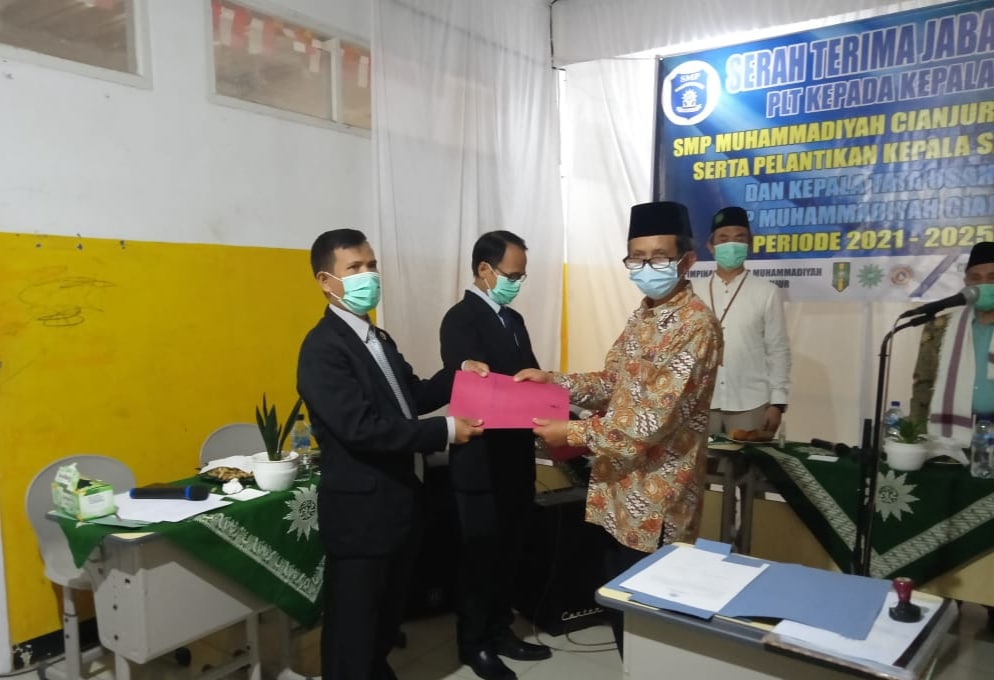 SERTIJAB: Plt Kepala SMP Muhammadiyah, Sutan Ahmad Jalaludin menyerahkan jabatannya kepada Ayi Sunarya yang akan mengemban tugas sebagai kepala sekolah untuk periode 2021-2025. (Foto: Riski Maulana/cianjurupdate.com)