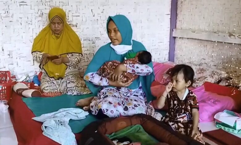 ANEH: Seorang wanita di Kampung Gabungan, RT 02/RW 02, Desa Sukapura, Kecamatan Cidaun mengalami keanehan karena perutnya tiba-tiba membesar dan melahirkan seorang bayi perempuan. (Foto: Apip Samlawi/cianjurupdate.com)