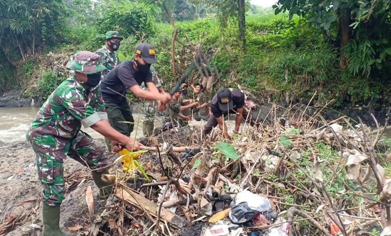 Satgas Citarum Harum Sub V Sektor XII Ciranjang, Bersihkan Sampah di Bantaran Kali Ciranjang