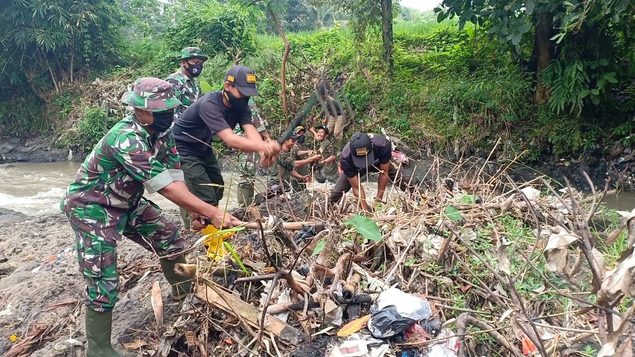 Satgas Citarum Harum Sub V Sektor XII Ciranjang, Bersihkan Sampah di Bantaran Kali Ciranjang