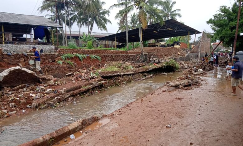 DIBERSIHKAN: Warga dibantu tim dari petugas kebersihan dan perairan bergotong-royong membersihkan puing-puing reruntuhan ambruknya benteng karoseri di Kampung Margaluyu, Kelurahan Muka. (Foto: Riski Maulana/cianjurupdate.com)