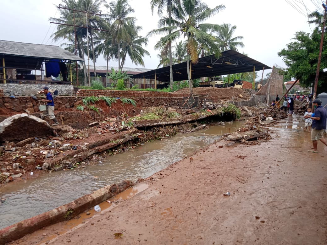 DIBERSIHKAN: Warga dibantu tim dari petugas kebersihan dan perairan bergotong-royong membersihkan puing-puing reruntuhan ambruknya benteng karoseri di Kampung Margaluyu, Kelurahan Muka. (Foto: Riski Maulana/cianjurupdate.com)