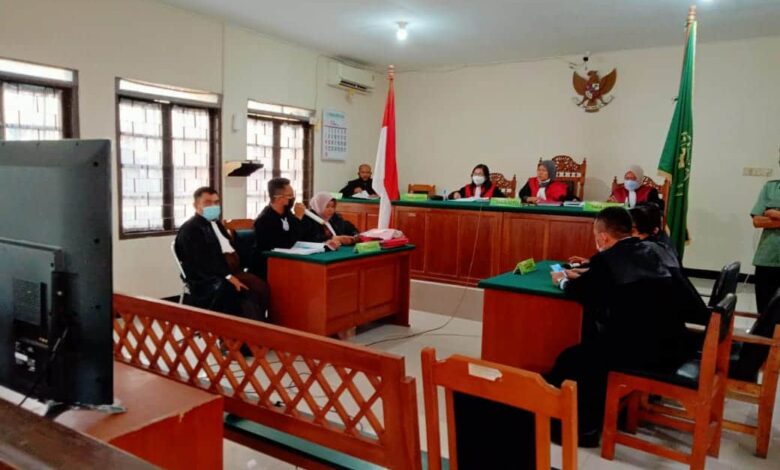 SIDANG: Kasus pelemparan bom molotov ke kantor DPC PDI Perjuangan Kabupaten Cianjur kembali disidangkan di Pengadilan Negeri Cianjur, Selasa (16/2/2021) dengan menghadirkan saksi, Dede Zainal. (Foto: Afsal Muhammad/cianjurupdate.com)