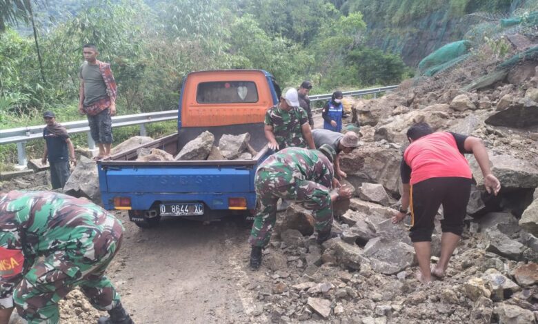 Longsoran Tebing Hejo di Jalan Raya Naringgul Mulai Dibersihkan, Arus Lalin Kembali Normal