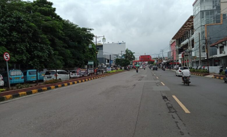 SANKSI: Dishub Cianjur kini tengah melakukan penertiban di area jalan depan Pasar Muka Cianjur, warga yang melanggar pun akan dikenakan sanksi tegas. (Foto: Afsal Muhammad/cianjurupdate.com)