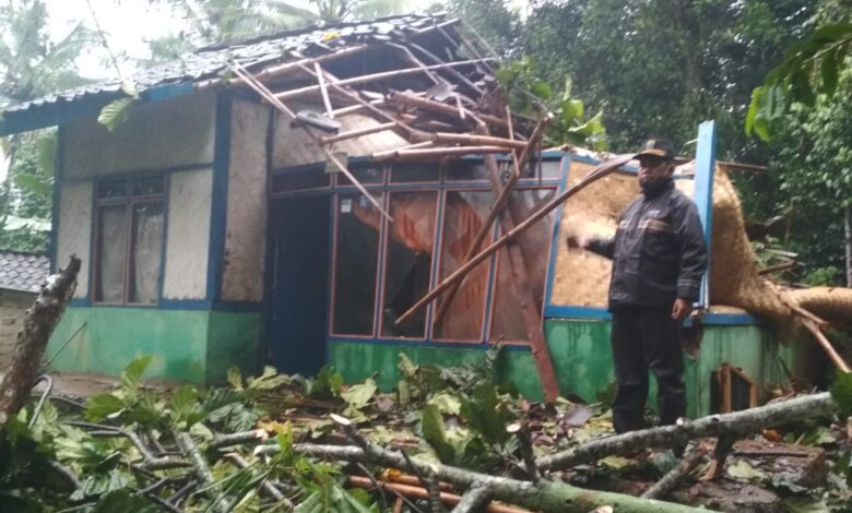 RUSAK: Rumah janda tua di Kampung Banyuresmi, RT 03/02 Desa Babakansari, Kecamatan Sukaluyu rusak berat akibat tertimpa pohon tumbang. (Foto: Afsal muhammad/cianjurupdate.com)