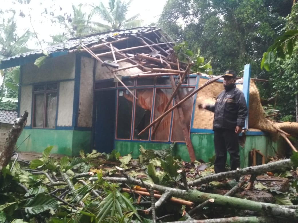 RUSAK: Rumah janda tua di Kampung Banyuresmi, RT 03/02 Desa Babakansari, Kecamatan Sukaluyu rusak berat akibat tertimpa pohon tumbang. (Foto: Afsal muhammad/cianjurupdate.com)