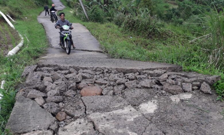 TERHAMBAT: Akses jalan di Dusun Empat, Desa Batulawang, Kecamatan Cipanas kini makin memburuk, hingga menyebabkan aktivitas warga terhambat. (Foto: Rendi Irawan/cianjurupdate.com)