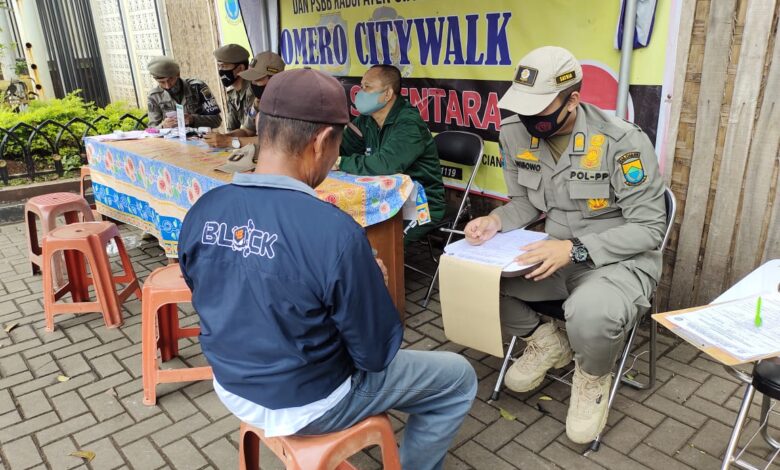 MENURUN: Kesadaran warga terhadap prokes Covid-19 dinilai menurun, terlihat dari makin banyaknya pelanggar yang terjaring razia petugas gabungan. (Foto: Afsal Muhammad/cianjurupdate.com)