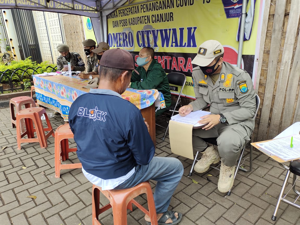 MENURUN: Kesadaran warga terhadap prokes Covid-19 dinilai menurun, terlihat dari makin banyaknya pelanggar yang terjaring razia petugas gabungan. (Foto: Afsal Muhammad/cianjurupdate.com)