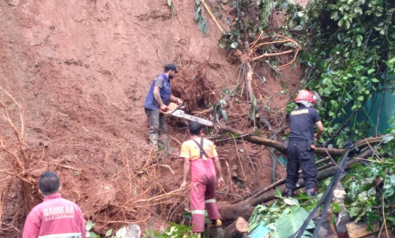 MEMBERSIHKAN: Petugas gabungan tengah membersihkan material longsor di Kampung Ciwareugu RT 02/RW 07, Desa Mekargalih, Kecamatan Cikalongkulon. (Foto: Rendi Irawan/cianjurupdate.com)